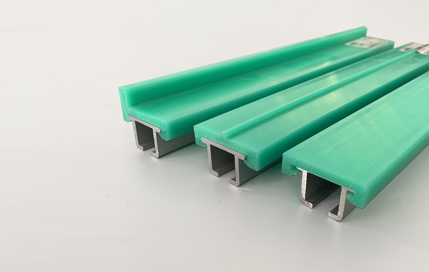 Extruded chain plate conveyor wear strips