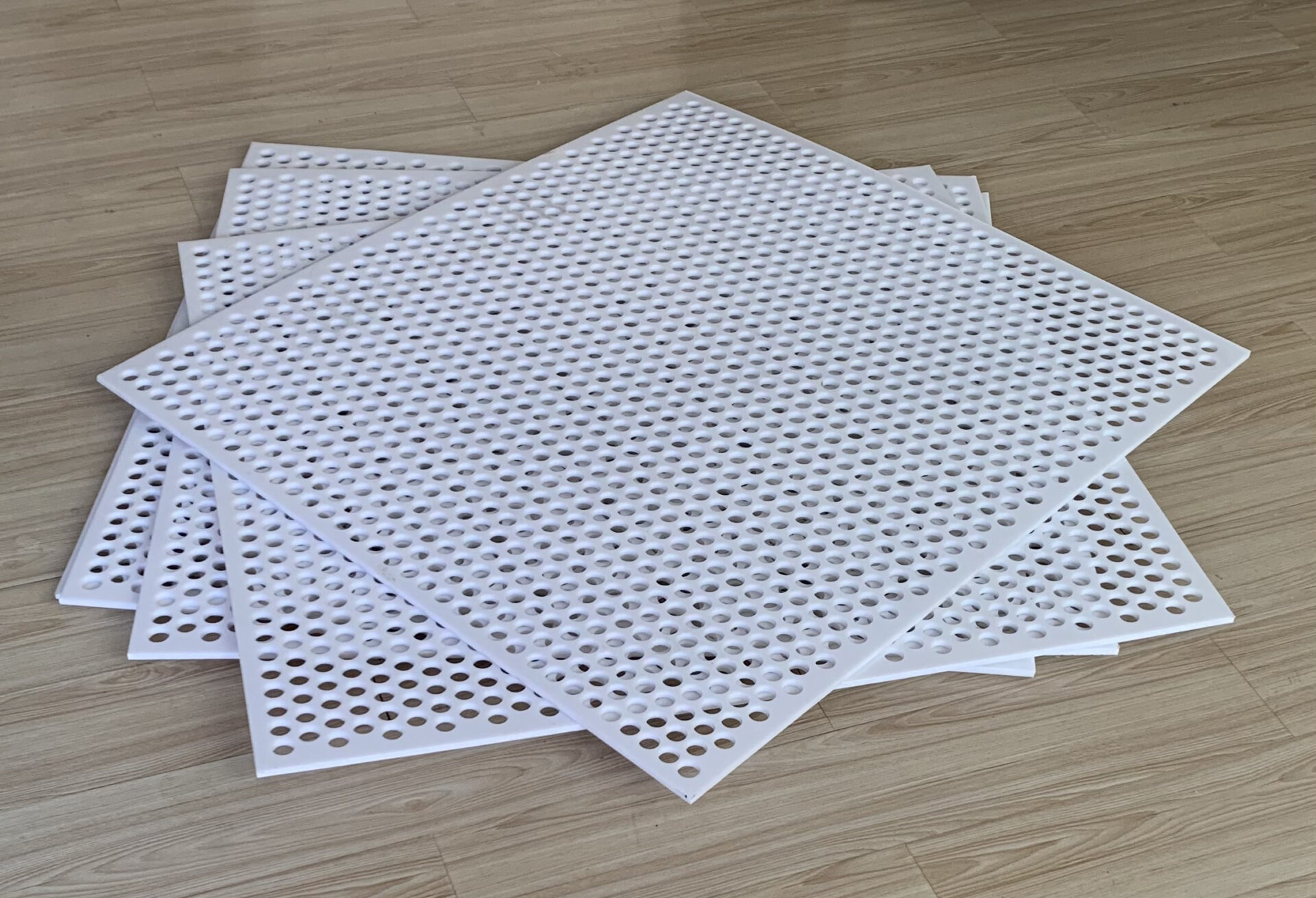 Plastic retort separator plates for sterilization baskets