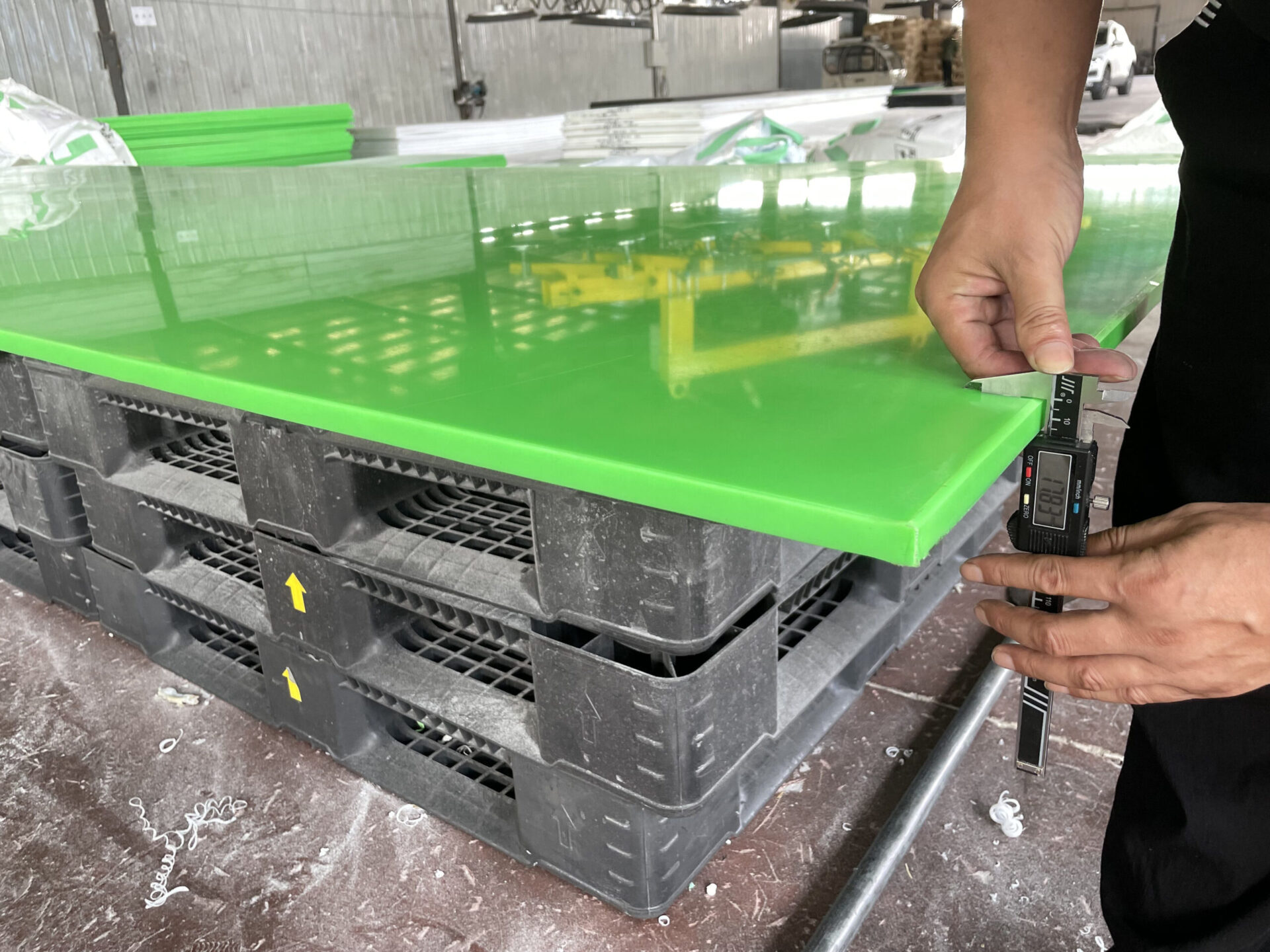 Strict dimensional and appearance inspection of engineering plastic sheets