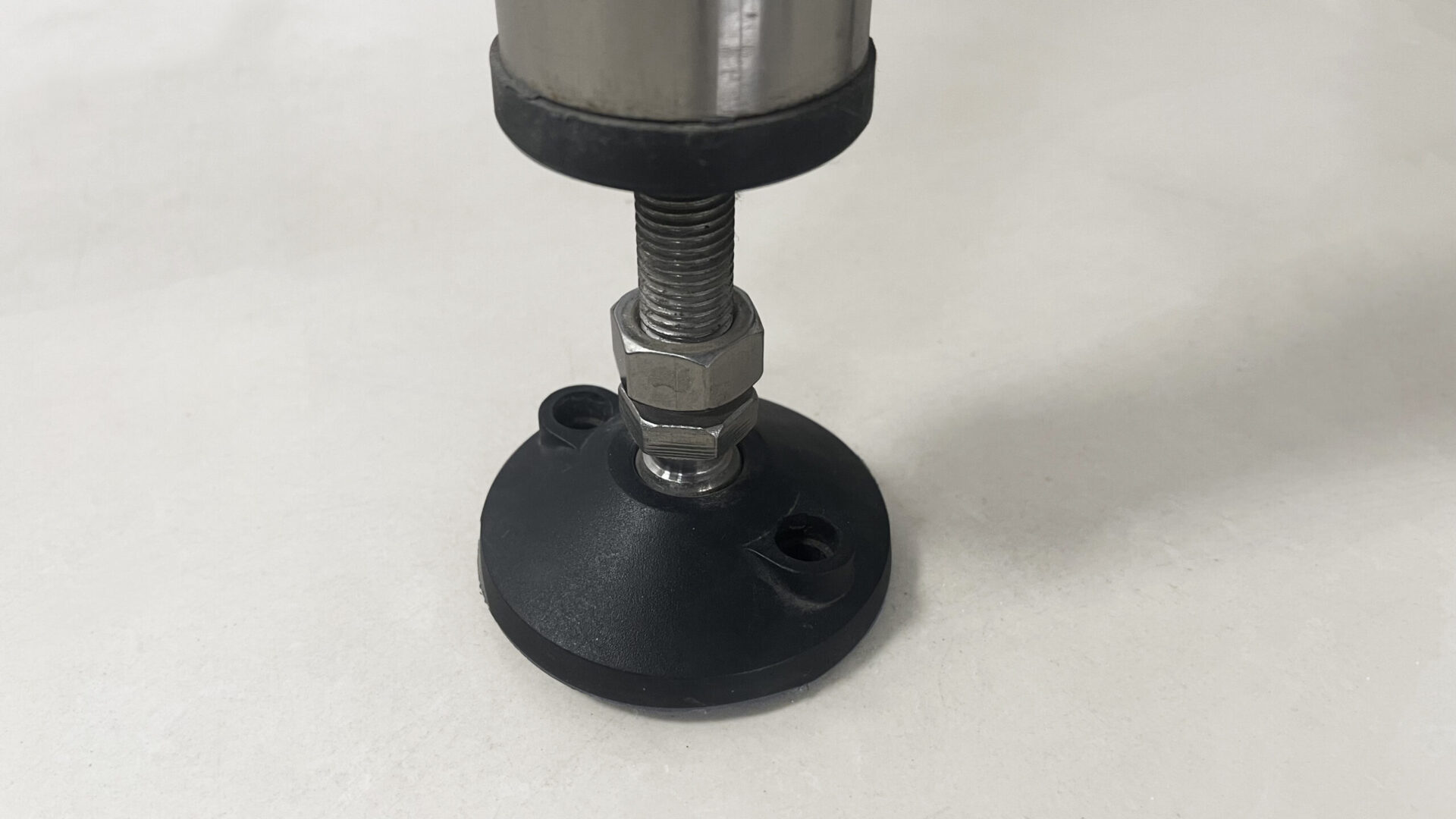 Conveyor adjustable support legs